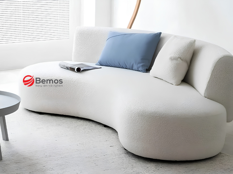 Sofa đơn cong mềm mại phá vỡ sự vuông vức của kiến trúc
